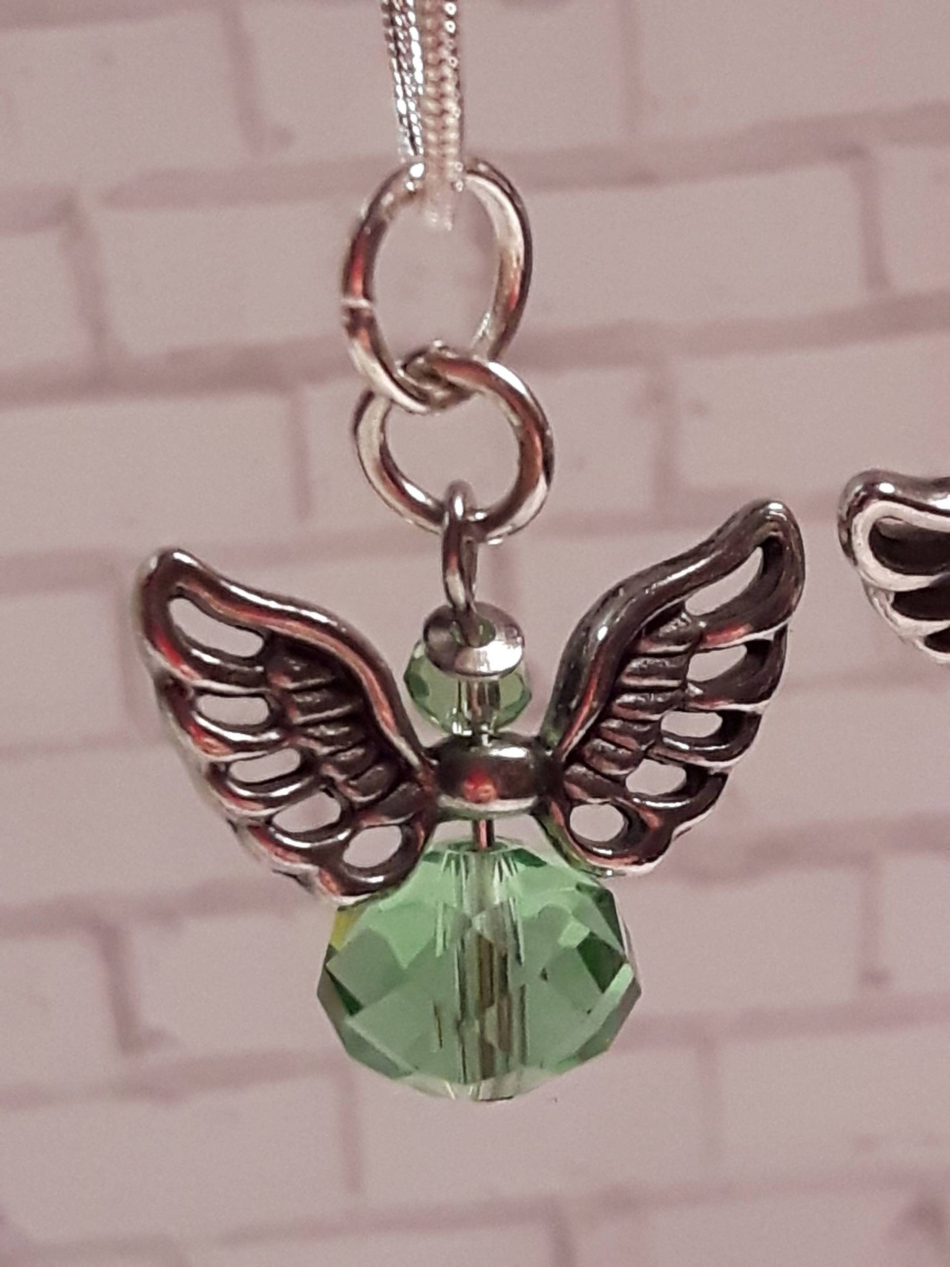 Geburtssteinkette, Versilberte Kette Mit August Peridot Engel Charm, Halskette, Anhänger von KristinsJewelleryBox