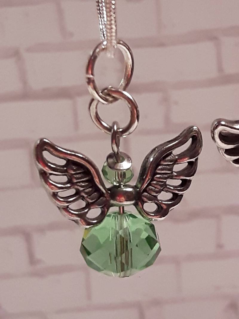 Geburtssteinkette, Versilberte Kette Mit August Peridot Engel Charm, Halskette, Anhänger von KristinsJewelleryBox