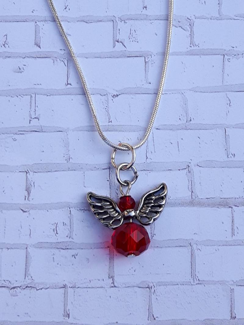 Geburtssteinkette, Versilberte Kette Mit Januar Granat Engel Charm, Silberne Halskette, Geschenkanhänger Geburtssteinkette, Versilberte Kette Mit Januar Granat Engel Charm, Silberne Halskette, Geschenkanhänger von KristinsJewelleryBox