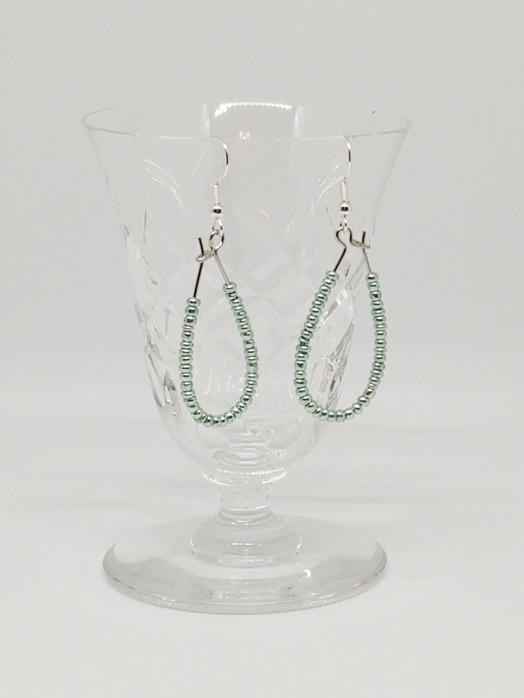 Grüne Rocailles Perlen Ohrringe. Perle Ohrringe von KristinsJewelleryBox