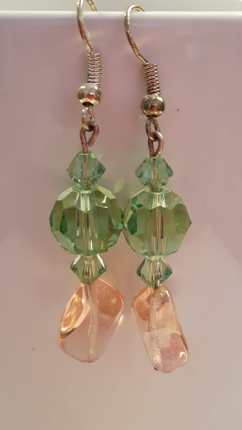 Grüne Swarovski-Ohrringe Mit Rosa Acryl-Perlen Und Ohrringe Baumelnde Dangles von KristinsJewelleryBox