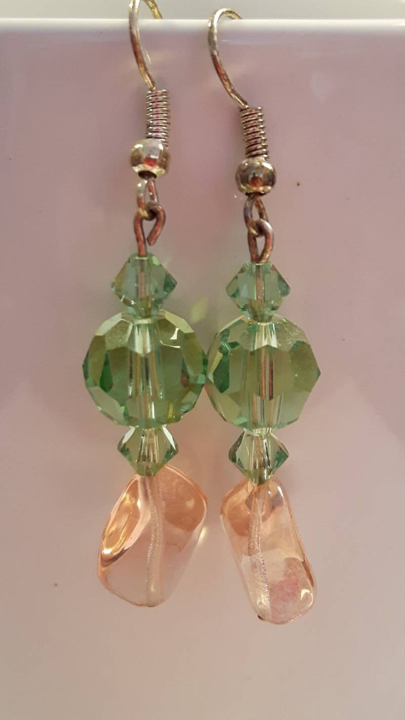 Grüne Swarovski-Ohrringe Mit Rosa Acryl-Perlen Und Ohrringe Baumelnde Dangles von KristinsJewelleryBox