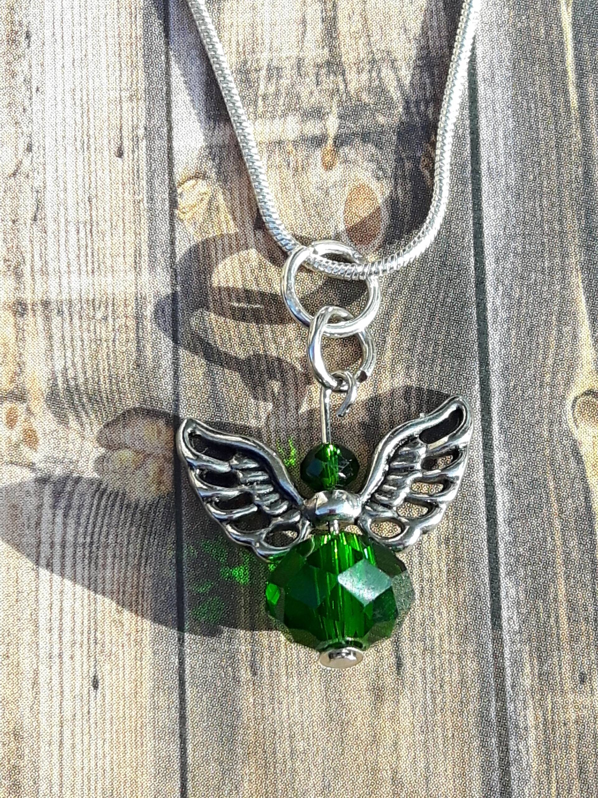 Mai Smaragd Engel Charm, Versilberte Kette, Geburtsstein Geschenk Engel, Anhänger von KristinsJewelleryBox