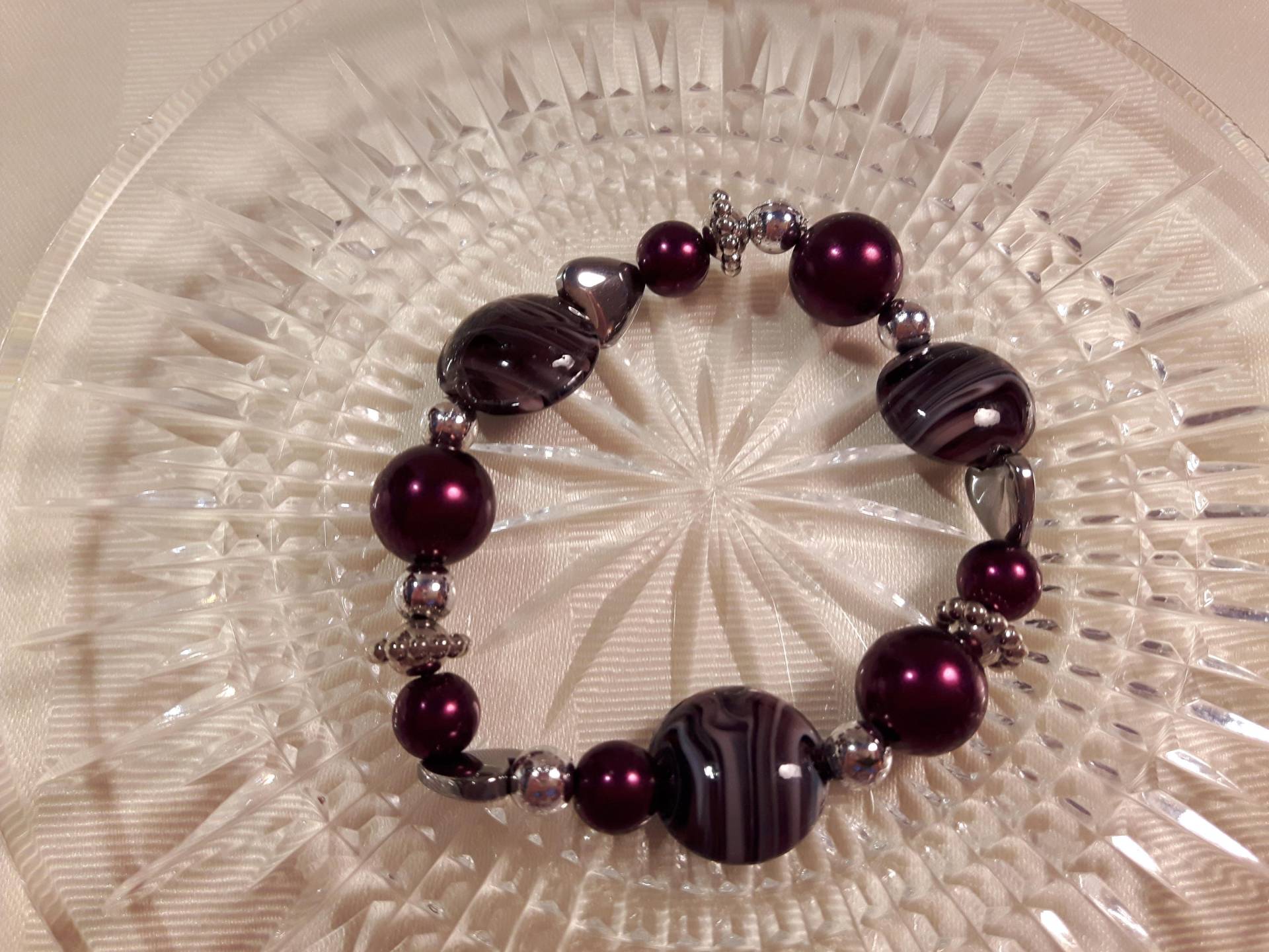 Multi-Facettierten Lila Stretch-Armband Shades Of Purple Lila Und Silberfarben Pflaumen-Lila von KristinsJewelleryBox