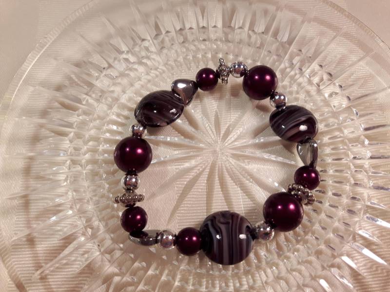 Multi-Facettierten Lila Stretch-Armband Shades Of Purple Lila Und Silberfarben Pflaumen-Lila von KristinsJewelleryBox