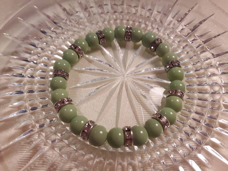 Pastell Grünes Perlenarmband Mit Strass Hellgrünes Stretcharmband Grünes Armband von KristinsJewelleryBox