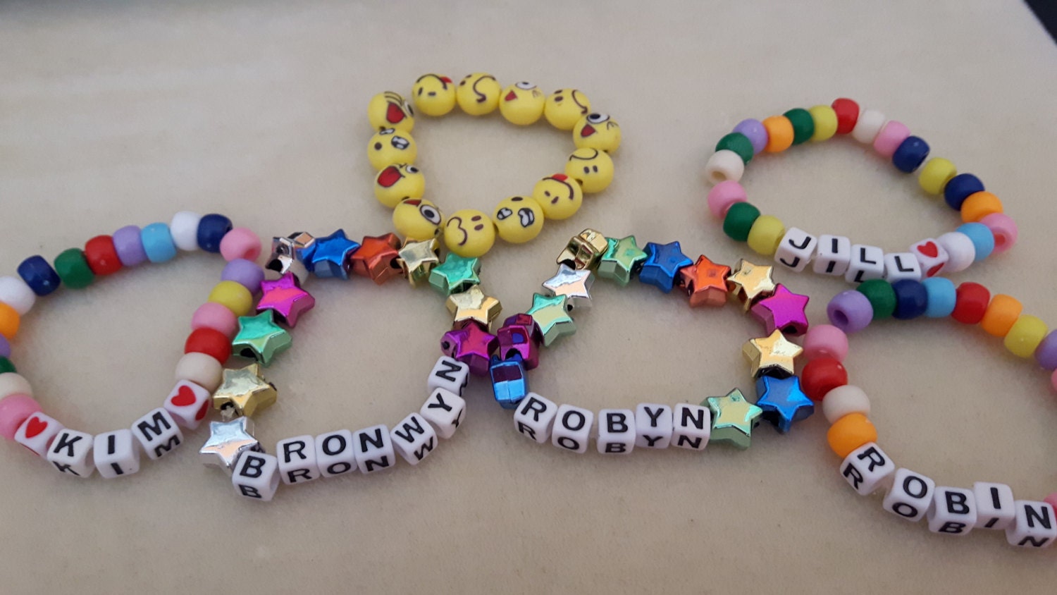 Personalisierte Namensperlenarmbänder; Maßgefertigte Stretch-Armbänder; Perlenarmbänder; Geschenk Für Sie Oder Ihn von KristinsJewelleryBox