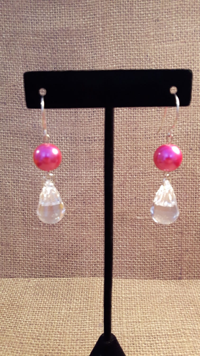 Rosa Perle Ohrring Teardrop Swarovski-Kristalle Swarovski Ohrringe Perlenohrringe Helle Rosa Baumeln von KristinsJewelleryBox