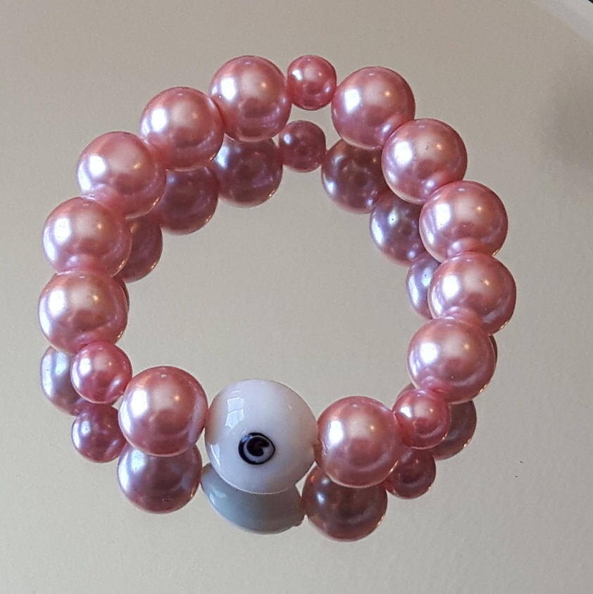 Rosa Perlenarmband Mit Schwarz-Weißer Fokalperle Glasperlenarmband Stretch Armband von KristinsJewelleryBox