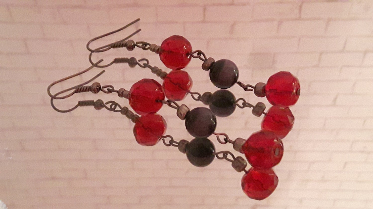 Valentinsgruß, Rote Acryl Perle Ohrringe Grau Katzenauge Perlen Rot Und Schwarz Ohrhänger Baumelt von KristinsJewelleryBox