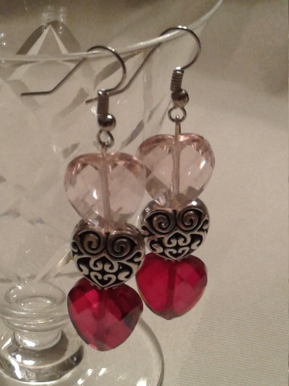 Valentinstag Ohrringe, Hübsche Herz Ohrringe Mit Silberfarbenen Filigranen Perlen, Rote Acryl Baumeln von KristinsJewelleryBox