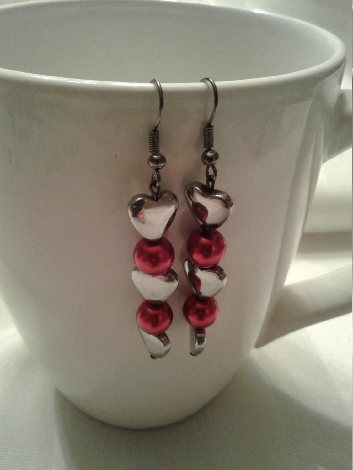 Valentinstag Ohrringe, Rote Und Silberfarbene Herz Ohrhänger, Ohrringe von KristinsJewelleryBox