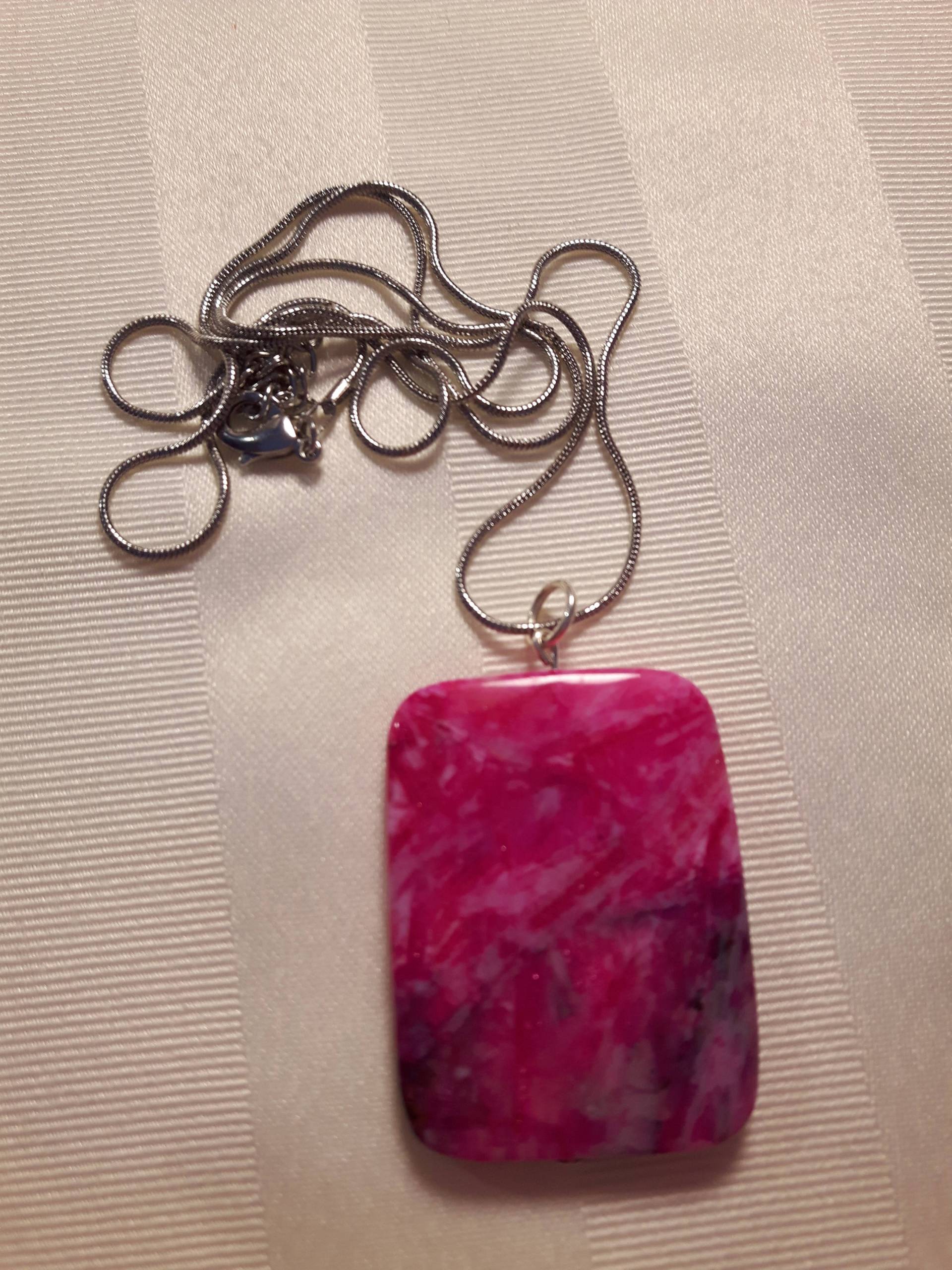 Versilberte Kette Mit Rosa Und Lila Steinanhänger, Silberkette Anhänger, Steinanhängerkette von KristinsJewelleryBox