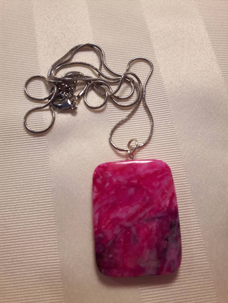Versilberte Kette Mit Rosa Und Lila Steinanhänger, Silberkette Anhänger, Steinanhängerkette von KristinsJewelleryBox