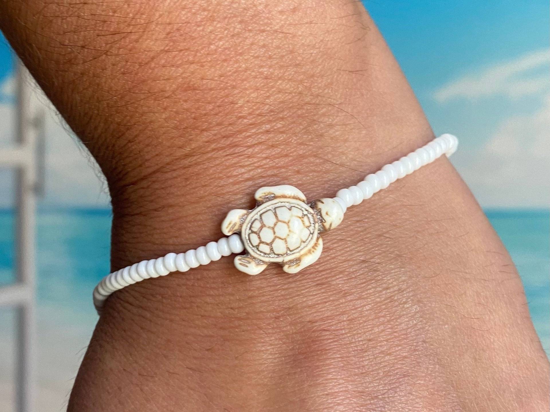 Schildkröten-Armband, Schildkröte-Fußkettchen, Natürliche Farbe Türkis-Schildkröte, Weißes Perlenarmband, Ozean-Liebhabergeschenk Schildkröten-Armband, Schildkröte-Fußkettchen, Natürliche Farbe Türkis-Schildkröte, Weißes Perlenarmband, Ozean-Liebhabergeschenk von KristinsKraftStudio