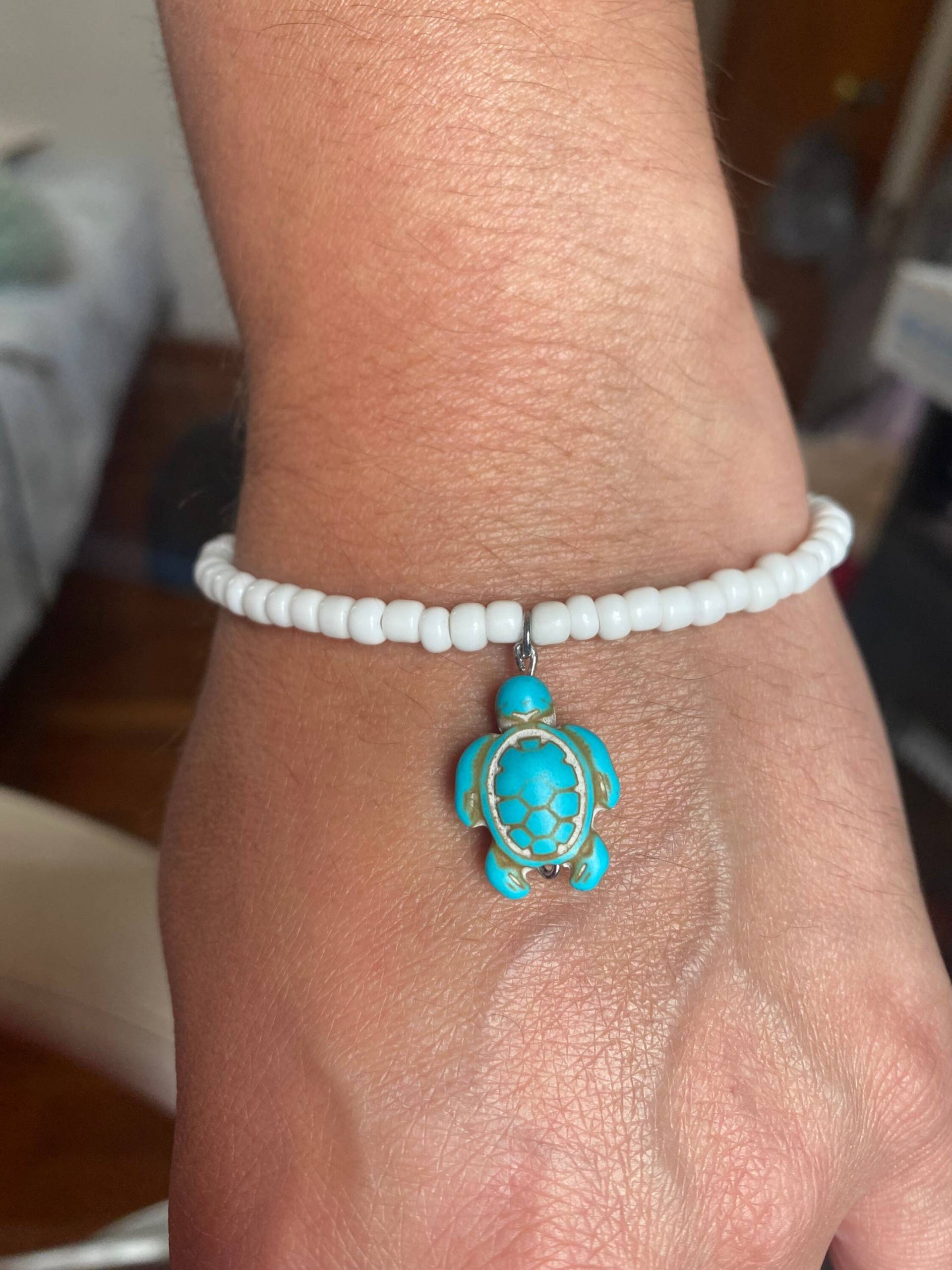 Meeresschildkröte Stretch Armband, Türkis Bead Charm, Mit Weiß, Damen Ocean Beach Schmuck, Schildkröte Liebhaber Geschenk, Dehnbar, Beachwear Meeresschildkröte Stretch Armband, Türkis Bead Charm, Mit Weiß, Damen Ocean Beach Schmuck, Schildkröte Liebhaber Geschenk, Dehnbar, Beachwear von KristinsKraftStudio