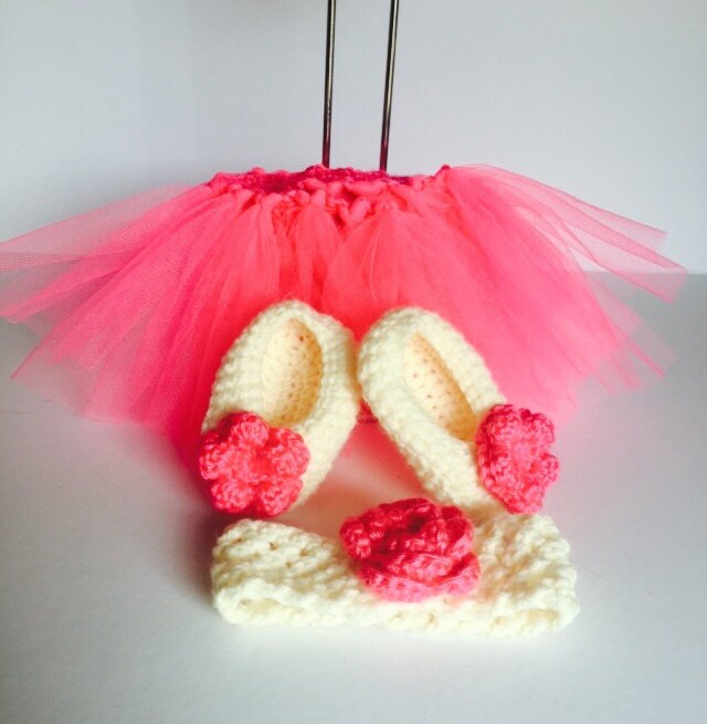 Baby-Tutu Mit Hausschuhen Und Stirnband von KristizKrochet