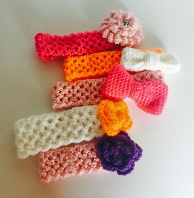 Dehnbares Gehäkeltes Stirnband Mit Schleifen Und Blumen von KristizKrochet