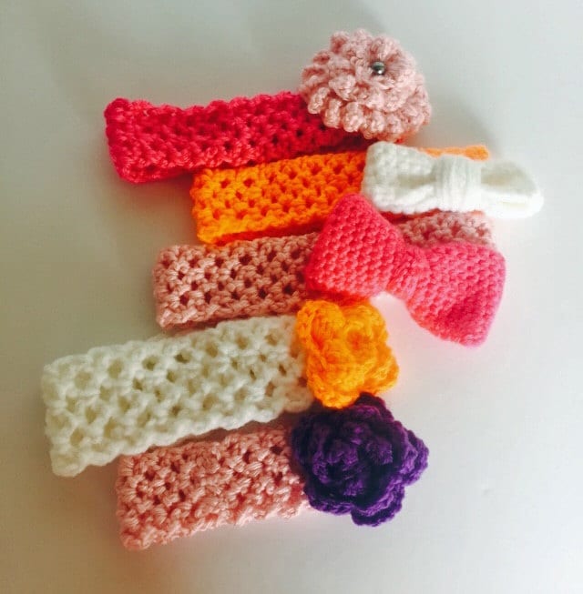 Dehnbares Gehäkeltes Stirnband Mit Schleifen Und Blumen von KristizKrochet