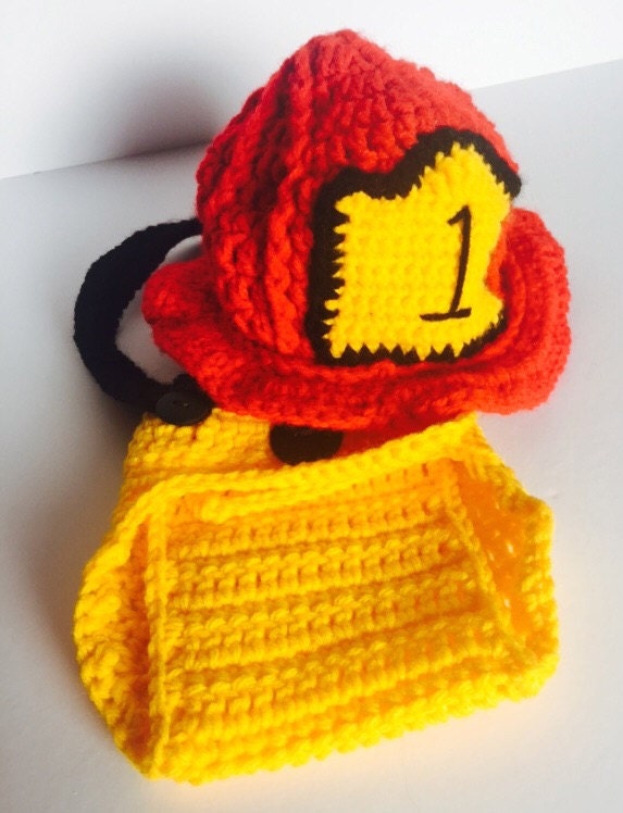 Feuerwehrmann Baby Foto Requisite Set von KristizKrochet