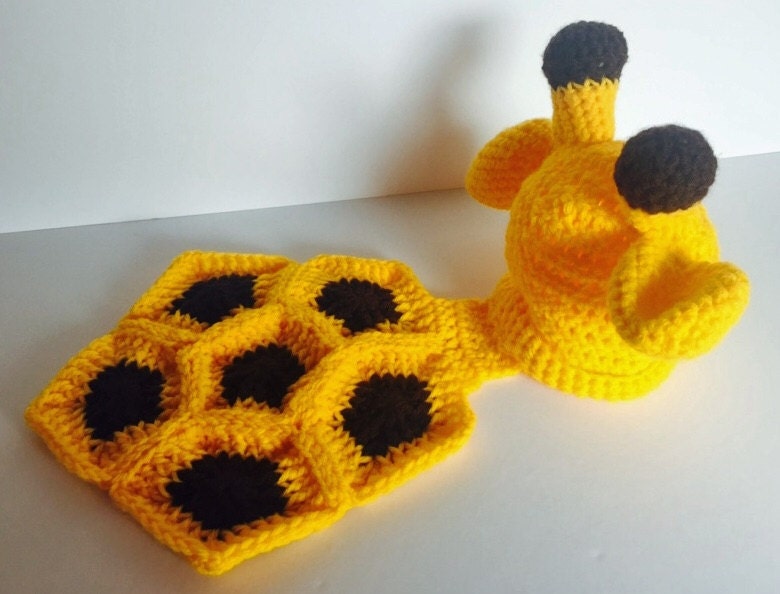 Giraffendecke Und -Hut Fotorequisite von KristizKrochet