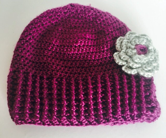 Lila Beanie Mit Blume von KristizKrochet