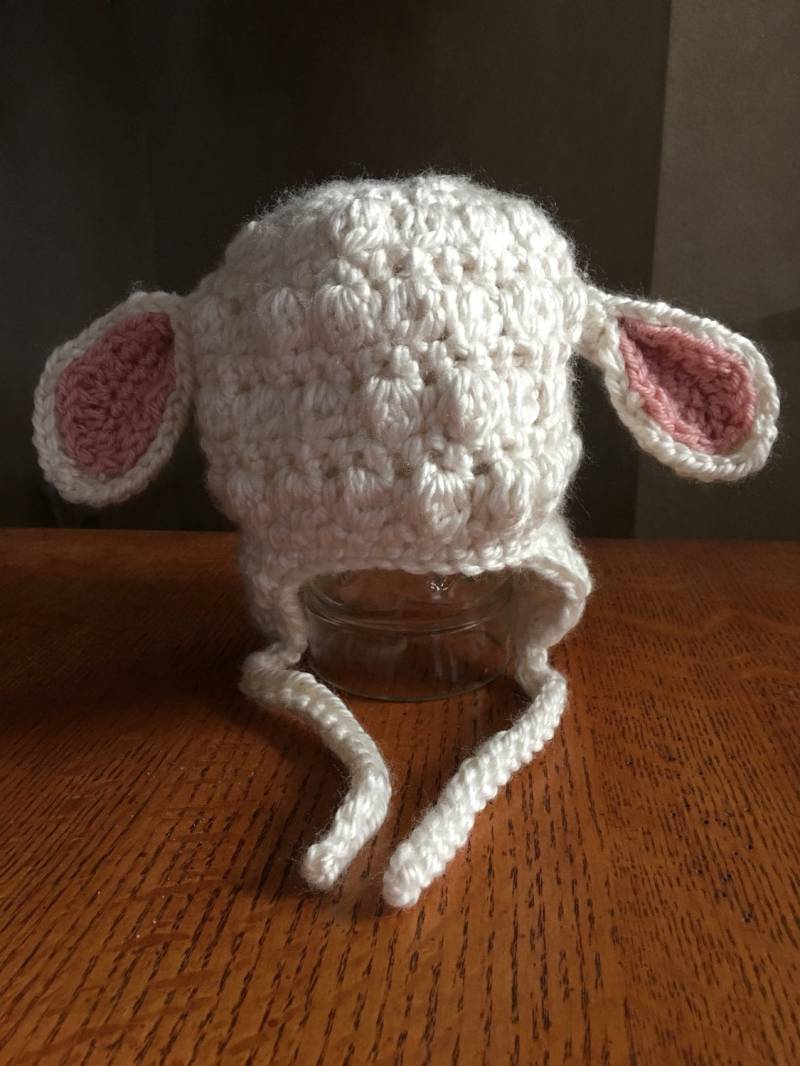 Gehäkelte Lamm Mütze Mit Ohrenklappen Handgefertigte Baby Fotorequisite von KristysCrowchet