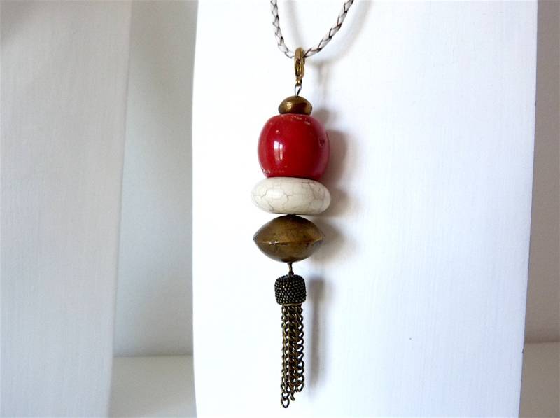 Anhänger Aus Koralle, Howlith Und Messingperlen Mit Messingquaste An Weißem Lederband, Quaste Messing, Lederkette von KrisztinaSchmuck