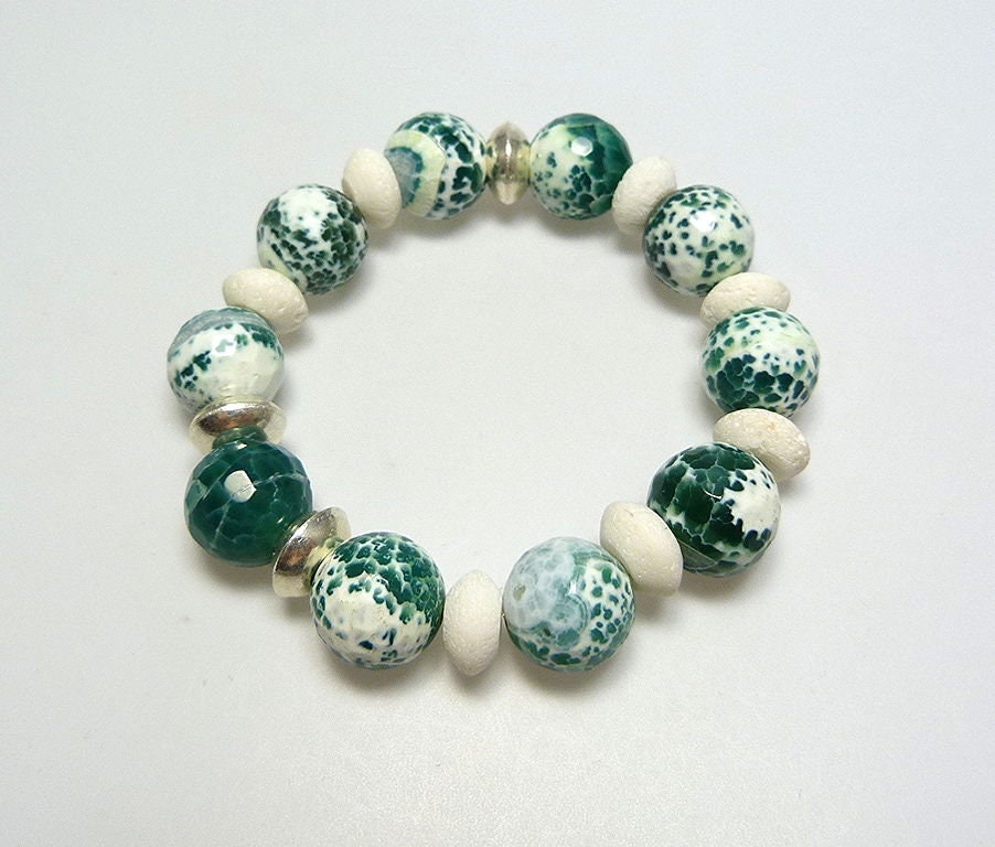 Armband Aus Facettierten, Grün-Weißen Achatperlen, Weiße Steinkoralle, Silberperle, Grünes Achatarmband Mit Steinkoralle Armband Aus Facettierten, Grün-Weißen Achatperlen, Weiße Steinkoralle, Silberperle, Grünes Achatarmband Mit Steinkoralle von KrisztinaSchmuck