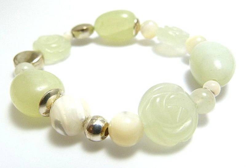 Armband Aus Jade Und Perlmutt Mit Silberperlen, Jadearmband, Edelsteinarmband, Gravierte Jadeperle in Rosenform, Rose Armband Aus Jade Und Perlmutt Mit Silberperlen, Jadearmband, Edelsteinarmband, Gravierte Jadeperle in Rosenform, Rose von KrisztinaSchmuck