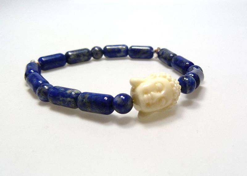 Armband Aus Lapislazuli Mit Buddhakopf Weißer Koralle, Buddha, Lapis Lazuli Armband, Edelsteinarmband von KrisztinaSchmuck