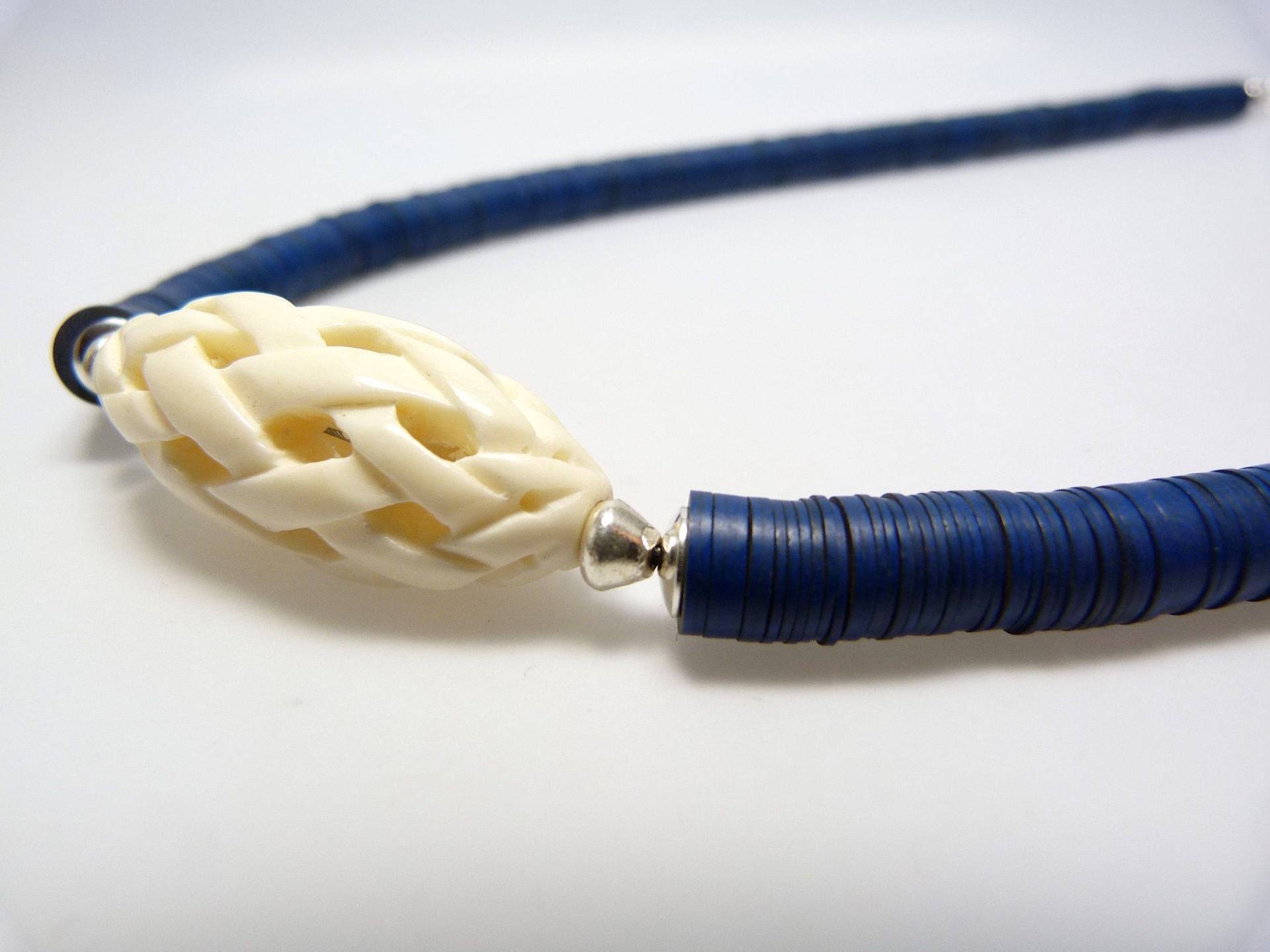 Collier Aus Blauen Bakelitplättchen Und Hornperle Collier Aus Blauen Bakelitplättchen Und Hornperle von KrisztinaSchmuck