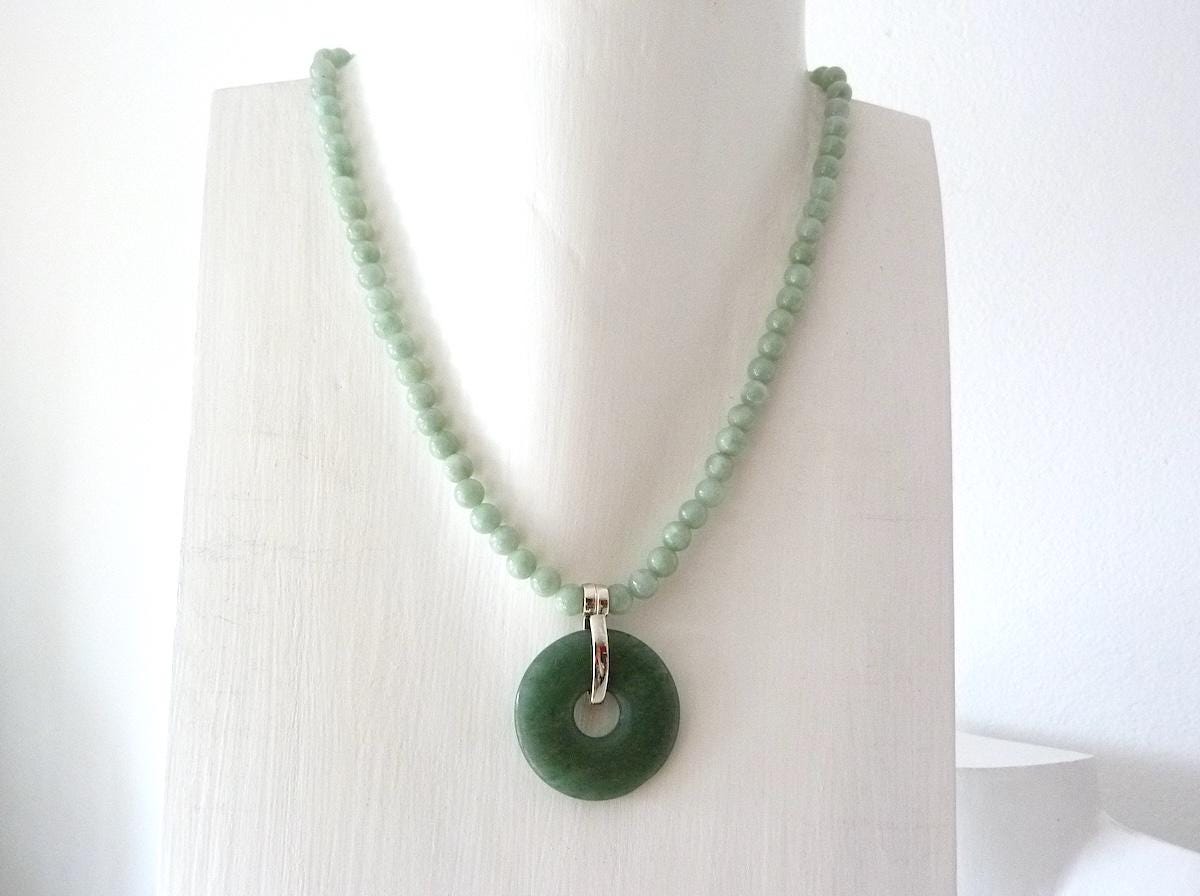 Hellgrüne Jadehalskette Mit Jadeanhänger, Kurze Edelsteinkette, Halskette Aus Jade, Grünem Jade Donut, Donut Anhänger Hellgrüne Jadehalskette Mit Jadeanhänger, Kurze Edelsteinkette, Halskette Aus Jade, Grünem Jade Donut, Donut Anhänger von KrisztinaSchmuck