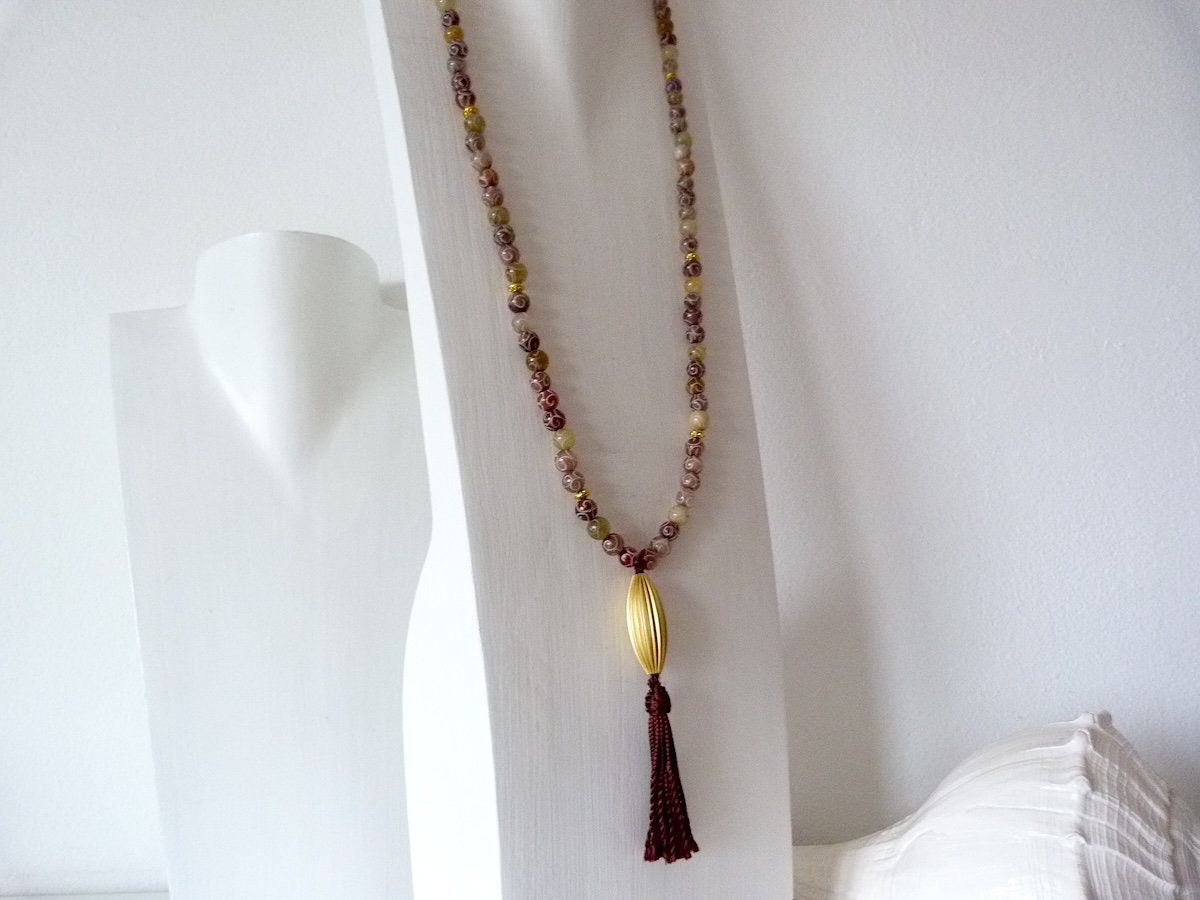 Jadekette Mit Baumwollquaste, Lange Halskette Aus Gravierten Jadeperlen , Vergoldeten Silberperlen, Boho Kette, Ethnoschmuck Jadekette Mit Baumwollquaste, Lange Halskette Aus Gravierten Jadeperlen , Vergoldeten Silberperlen, Boho Kette, Ethnoschmuck von KrisztinaSchmuck