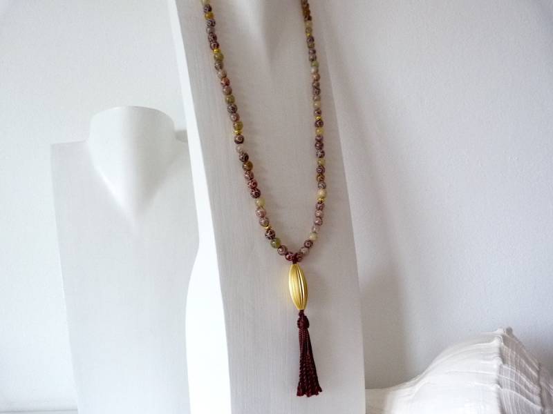 Jadekette Mit Baumwollquaste, Lange Halskette Aus Gravierten Jadeperlen , Vergoldeten Silberperlen, Boho Kette, Ethnoschmuck Jadekette Mit Baumwollquaste, Lange Halskette Aus Gravierten Jadeperlen , Vergoldeten Silberperlen, Boho Kette, Ethnoschmuck von KrisztinaSchmuck