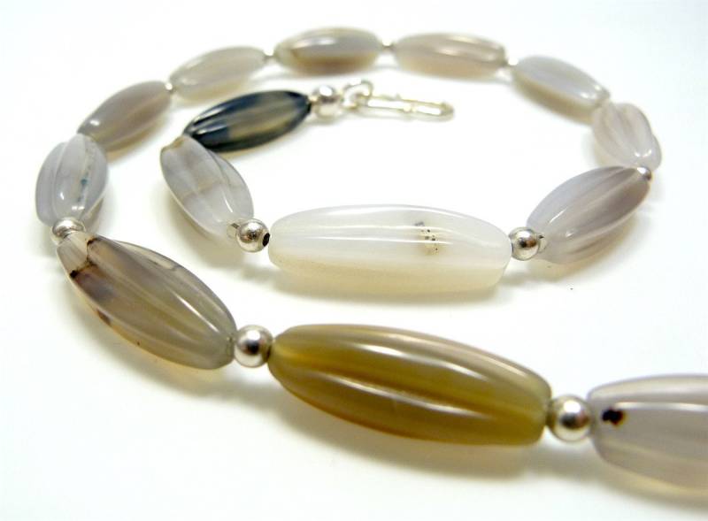 Kurze Halskette Aus Grauem Achat Mit Silberkugeln, Achatkette, Edelsteinkette, Geschenk Für Frauen von KrisztinaSchmuck