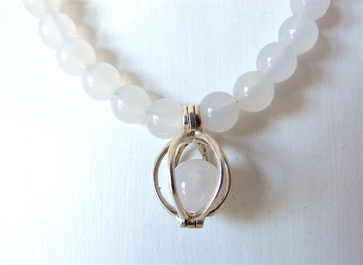 Kurze Halskette Aus Hellgrauem Achat Mit Einem Silberanhänger in Form Eines Käfigs, Achatperle, Achatkette, Collier Kurze Halskette Aus Hellgrauem Achat Mit Einem Silberanhänger in Form Eines Käfigs, Achatperle, Achatkette, Collier von KrisztinaSchmuck