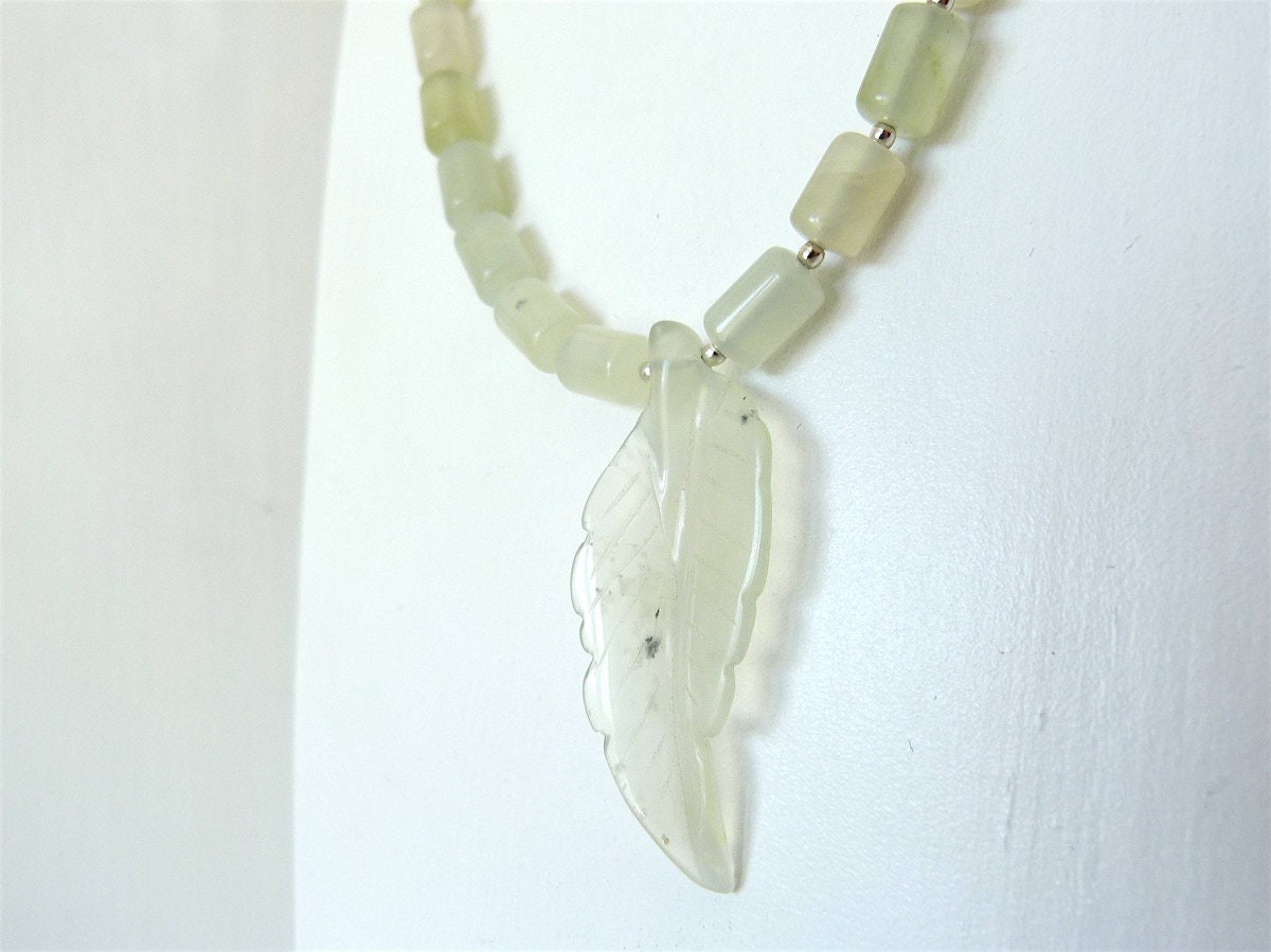 Kurze Halskette Aus Hellgrünem Jade Mit Einem Jadeanhänger in Blattform, Anhänger Jade, Jadekette, Grüne Halskette, Blatt Kurze Halskette Aus Hellgrünem Jade Mit Einem Jadeanhänger in Blattform, Anhänger Jade, Jadekette, Grüne Halskette, Blatt von KrisztinaSchmuck