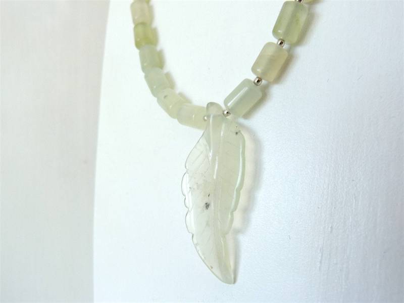 Kurze Halskette Aus Hellgrünem Jade Mit Einem Jadeanhänger in Blattform, Anhänger Jade, Jadekette, Grüne Halskette, Blatt Kurze Halskette Aus Hellgrünem Jade Mit Einem Jadeanhänger in Blattform, Anhänger Jade, Jadekette, Grüne Halskette, Blatt von KrisztinaSchmuck