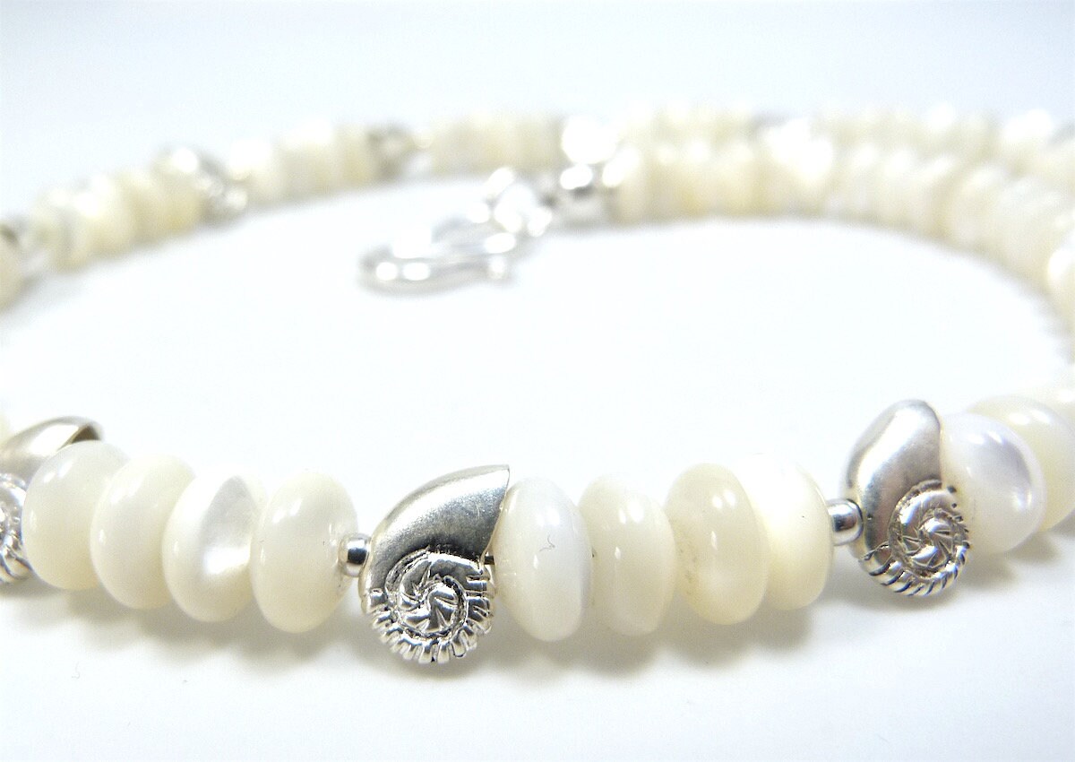 Kurze Halskette Aus Perlmutt Mit Siberperlen in Schneckenform, Edelsteincollier, Elegante Halskette, Perlmuttkette Sterlingsilber Kurze Halskette Aus Perlmutt Mit Siberperlen in Schneckenform, Edelsteincollier, Elegante Halskette, Perlmuttkette Sterlingsilber von KrisztinaSchmuck