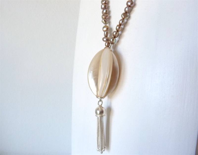 Lange Perlenkette Mit Anhänger, Halskette Aus Süßwasserperlen Silberquaste, Perlmuttanhänger Hellbronze Süßwasserperle von KrisztinaSchmuck