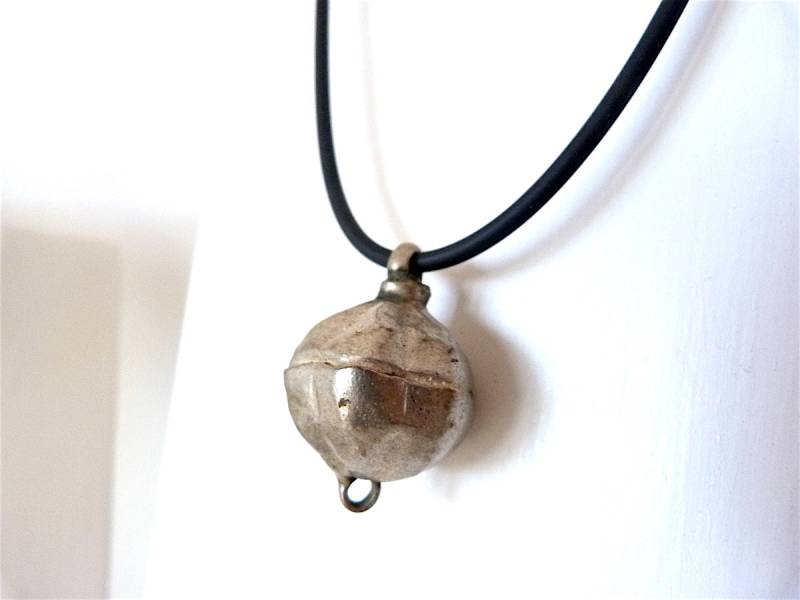 Schwarze Kautschukkette Mit Tuareg Silberperle, Halskette Aus Kautschuk Anhänger, Ethnokette, Geschenk Schwarze Kautschukkette Mit Tuareg Silberperle, Halskette Aus Kautschuk Anhänger, Ethnokette, Geschenk von KrisztinaSchmuck