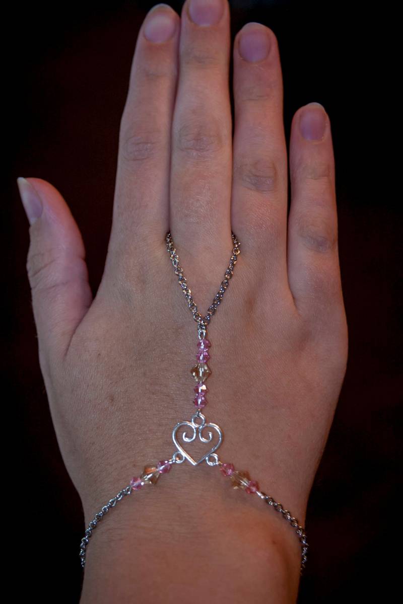 Hand Schmuck - Rosa Perlen Hand Schmuck - Rosa Perlen von KritterKreations9