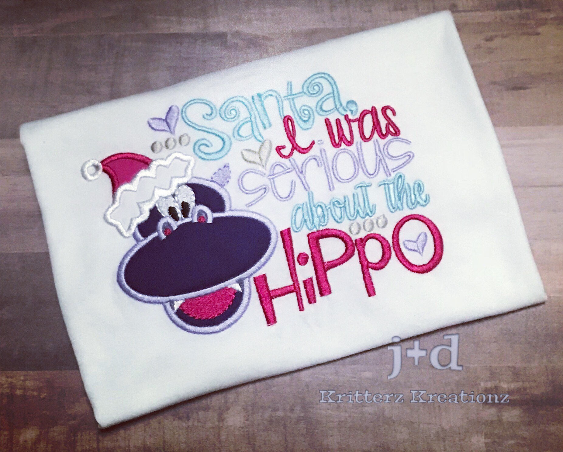 Besticktes Weihnachtsshirt. Urlaub Shirt. Nilpferd. Gestickt. Weihnachtsmann. Santa I War Serious Über Das Nilpferd T-Shirt. Mädchen Weihnachtshemd Besticktes Weihnachtsshirt. Urlaub Shirt. Nilpferd. Gestickt. Weihnachtsmann. Santa I War Serious Über Das Nilpferd T-Shirt. Mädchen Weihnachtshemd von KritterzKreationz