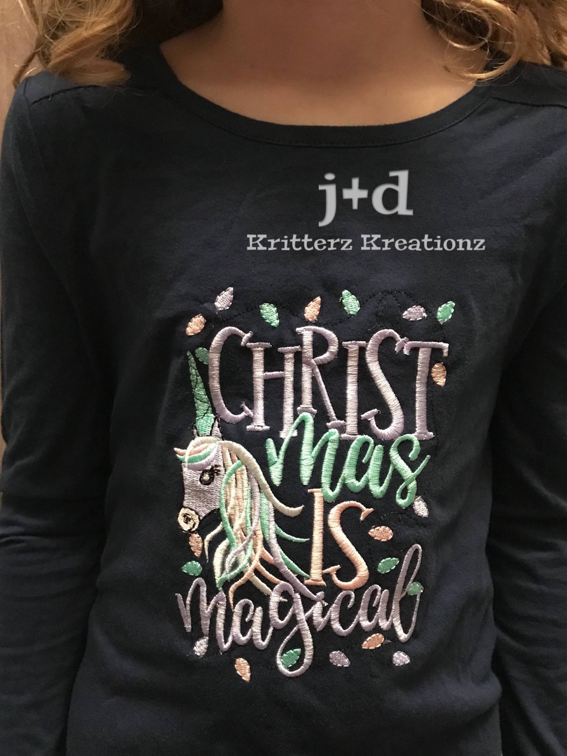 Weihnachts Shirt. Urlaub Einhorn Besticktes Christmas Is Magical Weihnachts Shirt. Urlaub Einhorn Besticktes Christmas Is Magical von KritterzKreationz