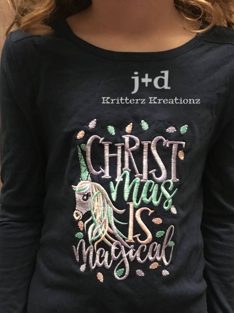 Weihnachts Shirt. Urlaub Einhorn Besticktes Christmas Is Magical Weihnachts Shirt. Urlaub Einhorn Besticktes Christmas Is Magical von KritterzKreationz