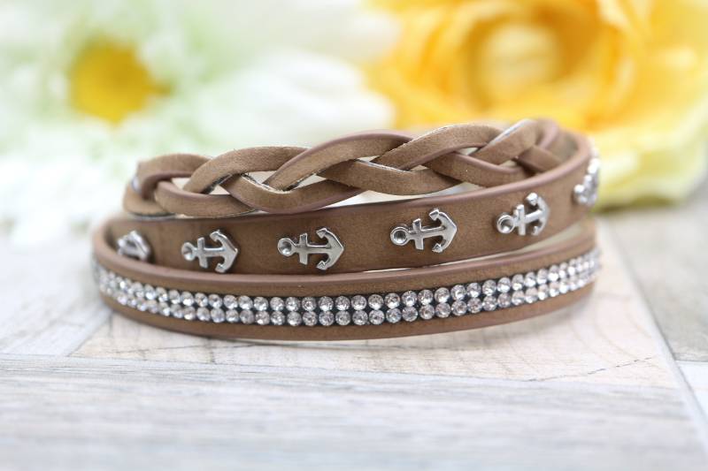 Wickelarmband Mit Kristallen Und Anker in Braun Wickelarmband Mit Kristallen Und Anker in Braun von Krivej