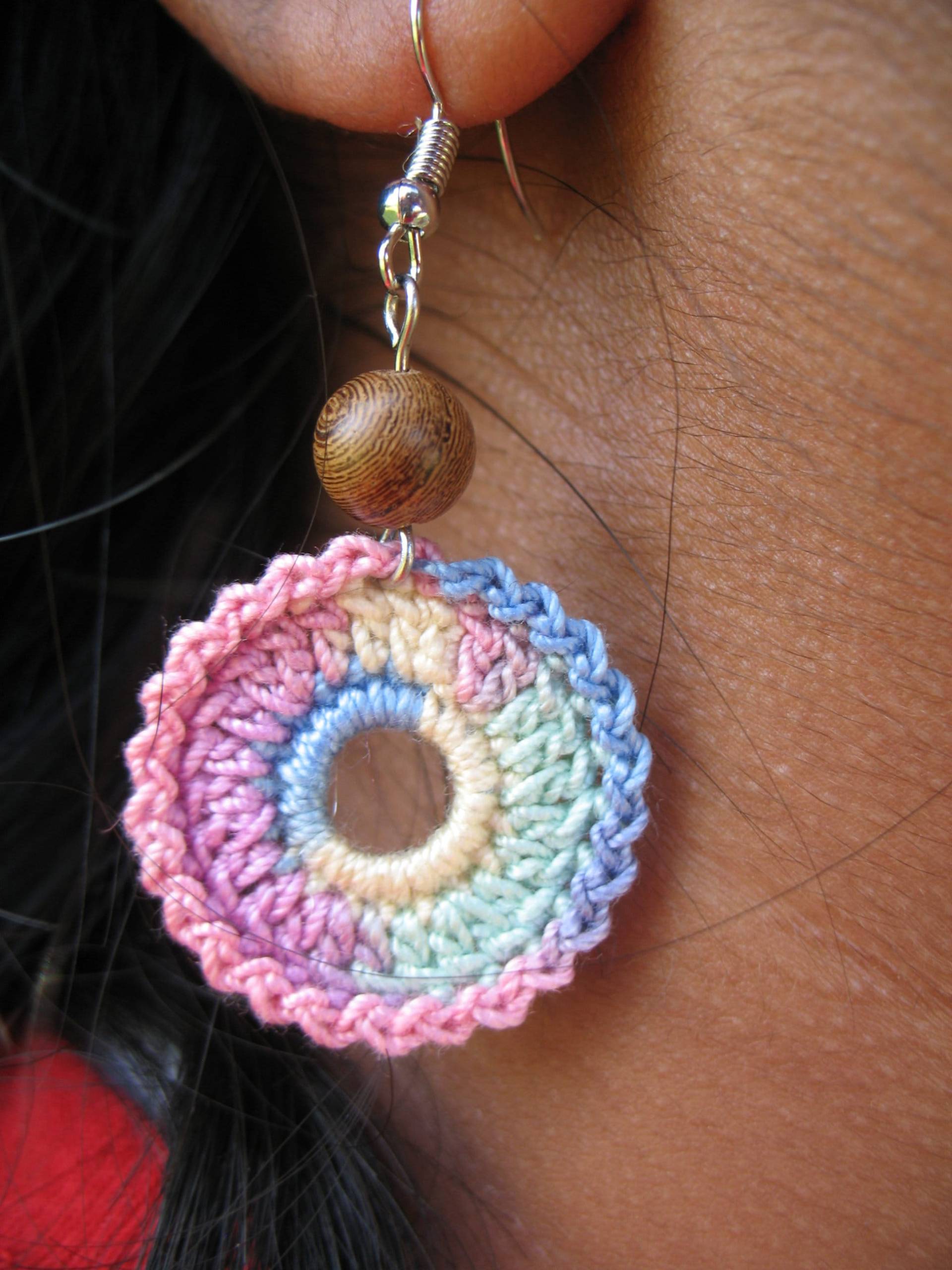 Gehäkelter Runder Ohrring/Kleiner Kreis Minimalist Boho Tropfen Perlenohrring Winziger Zierlicher Lehrer Muttertagsgeschenk Gehäkelter Runder Ohrring/Kleiner Kreis Minimalist Boho Tropfen Perlenohrring Winziger Zierlicher Lehrer Muttertagsgeschenk von KrochetbyKrishani