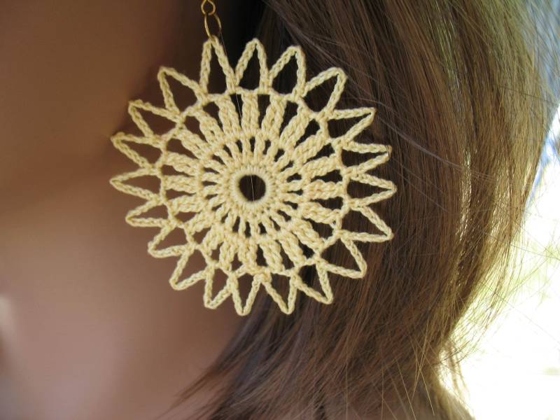 Spitze Ohrring/Häkeldeckchen Ohrhänger Gestrickte Mode Große Blume Mandala Sun Muttertagsgeschenk von KrochetbyKrishani