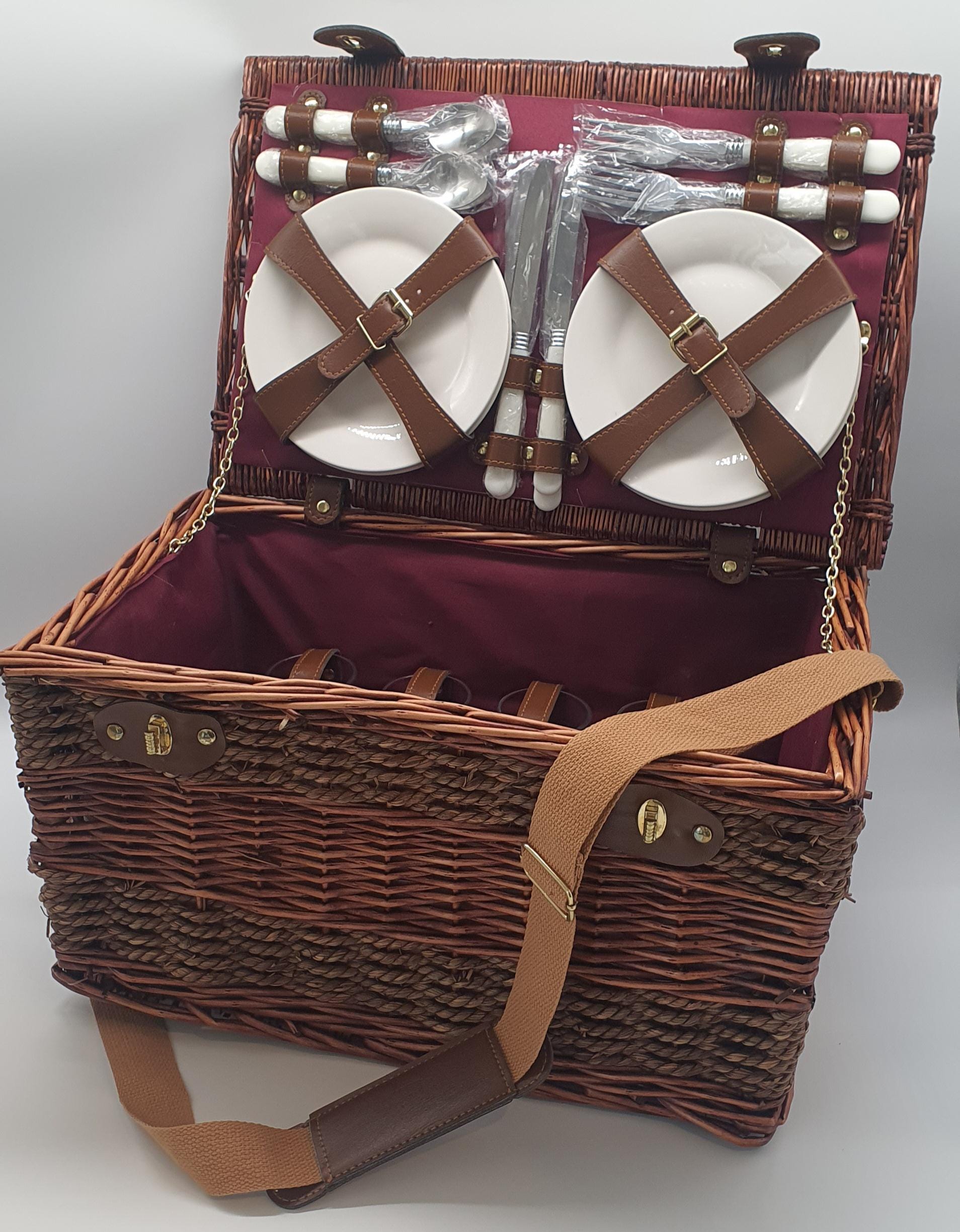 Picknickkorb Mit Schultergurt Für 4 Personen Picknickkorb Mit Schultergurt Für 4 Personen von KronenherzDesign